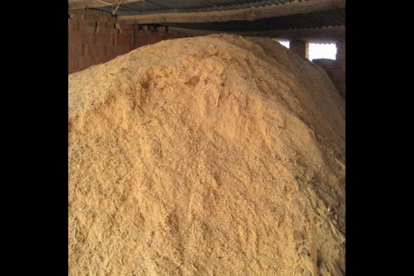 鋸末連續(xù)式炭化爐，本設(shè)備是在原有的設(shè)備基礎(chǔ)上改造而成的