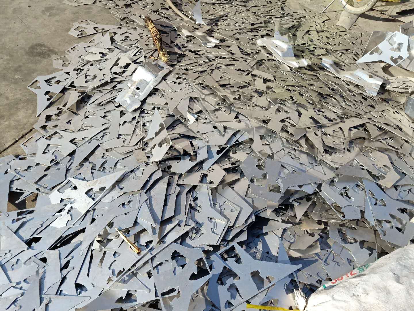 <strong>鋁基板脫漆工藝：旋轉(zhuǎn)熱解法實(shí)現(xiàn)高效清潔</strong>