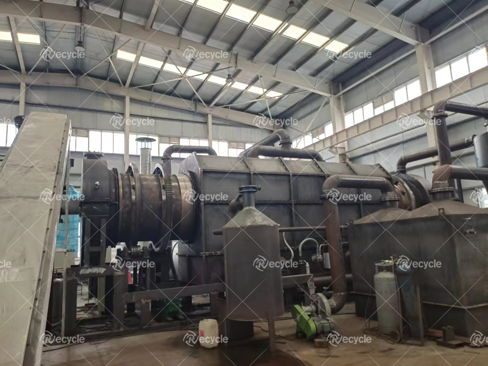 <strong>家具廠木屑碳化，連續(xù)式炭化爐的環(huán)保應用</strong>